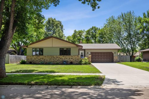 37 36th Ave Ne, Fargo, ND, 58102-1206 | Card Image