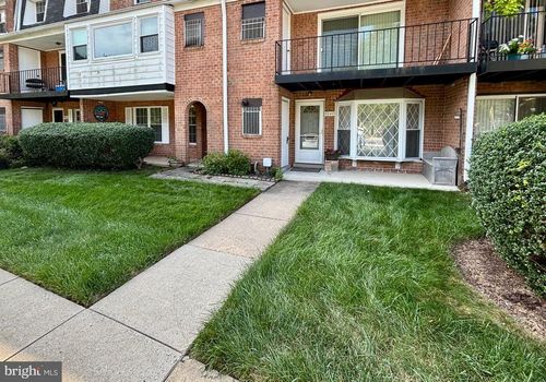 8042 Lakecrest Dr, GREENBELT, MD, 20770-3307 | Card Image