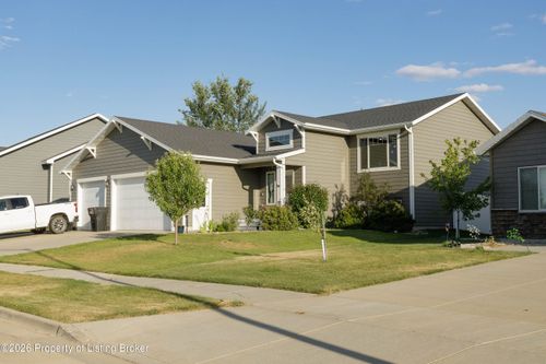 1877 Yellowstone Cir, Dickinson, ND, 58601-3003 | Card Image