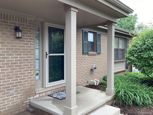 38547 Darbyshire, Farmington Hills, MI, 48331-2880 | Card Image