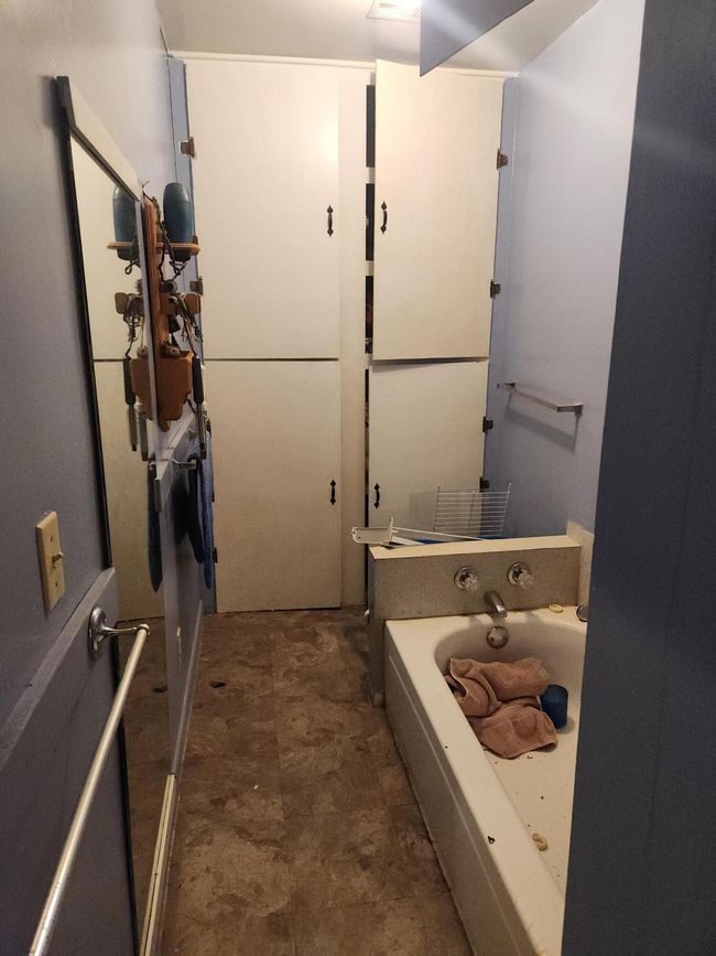 bathroom b 6-25 | Image 16