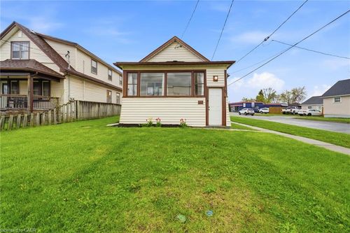 107 Broadway St, Welland, ON, L3C5L6 | Card Image