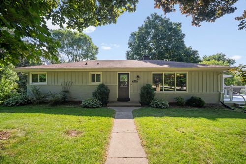 8220 S 68th St, Franklin, WI, 53132-9271 | Card Image