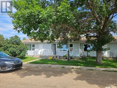 115 2 Ave Ne, Home with 4 bedrooms, 4 bathrooms and null parking in Hodgeville SK | Image 2