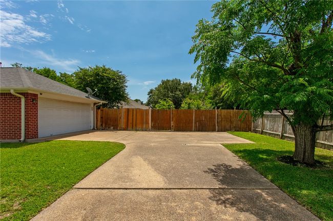 View of yard with driveway | Image 29