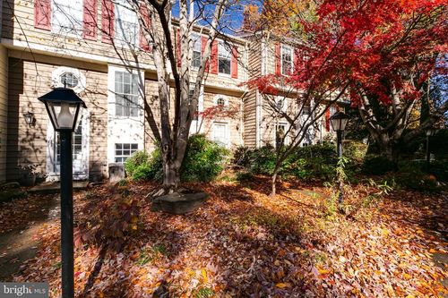 1589 Woodcrest Dr, Reston, VA, 20194-1560 | Card Image