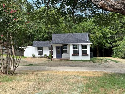 View of front facade with a front lawn and covered porch | Image 1