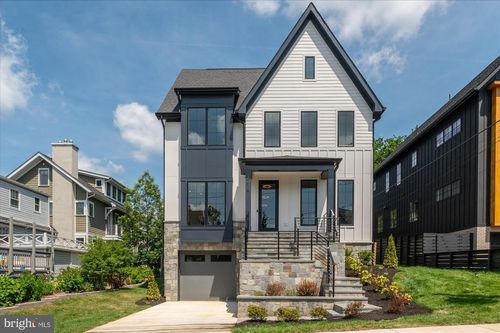 2615 3rd St N, ARLINGTON, VA, 22201-1215 | Card Image