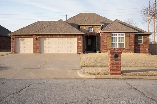 2312 E Queens St, Broken Arrow, OK, 74012-2075 | Card Image