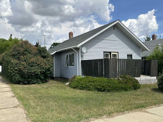 202 3 Avenue E, Home with 2 bedrooms, 1 bathrooms and 4 parking in Hanna AB | Image 3