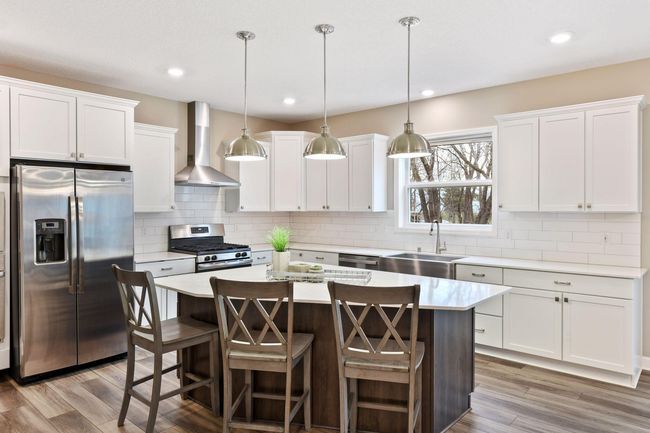Full range/range hood and additional oven/microwave combo | Image 12
