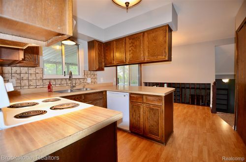 7244 Chapel View Dr, Clarkston, MI, 48346-1602 | Card Image