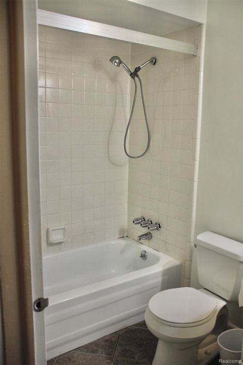 215-40849 Newport Dr, Plymouth, MI, 48170-4741 | Card Image