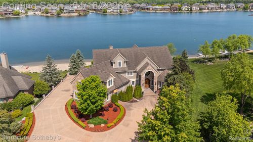 10611 Lighthouse Pt, South Lyon, MI, 48178-9294 | Card Image