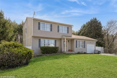 33 Sundown Dr, Bellport, NY, 11713-1133 | Card Image