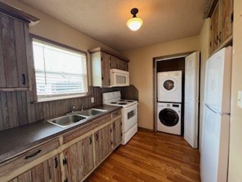 4-211 W Washington Ave, Navasota, TX, 77868-2949 | Card Image