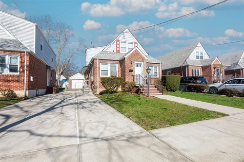 86 Musket St, Queens Village, NY, 11427-2718 | Card Image