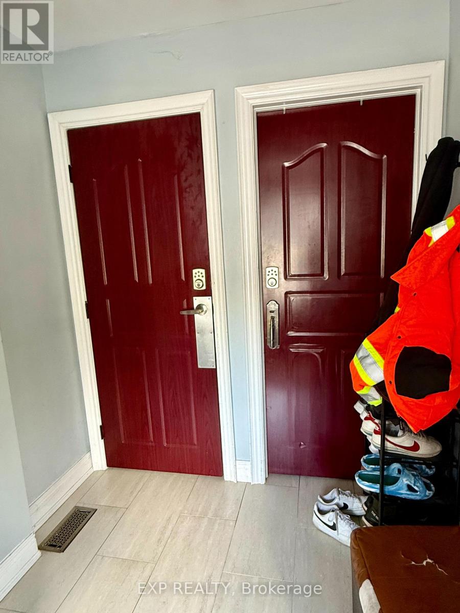 Residential Lease in Toronto (Brookhaven-Amesbury) 4