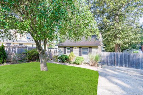 7 Floyd Bennett Dr, Sound Beach, NY, 11789-2422 | Card Image