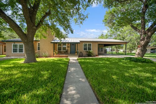 908 29th St, Hondo, TX, 78861-3306 | Card Image