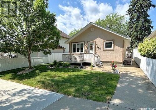 1066 3rd Ave Ne, Moose Jaw, SK, S6H1E7 | Card Image