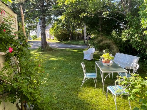 7 Mountain St, Vinalhaven, ME, 04863-3812 | Card Image