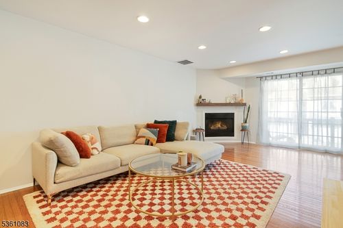33 Garden Ct, Succasunna, NJ, 07876-1252 | Card Image