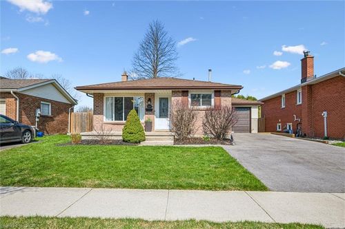 137 Cedar Crest St, Kitchener, ON, N2N2A6 | Card Image