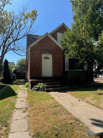 2435 Charlestown Avenue, House other with 3 bedrooms, 2 bathrooms and null parking in Toledo OH | Image 1