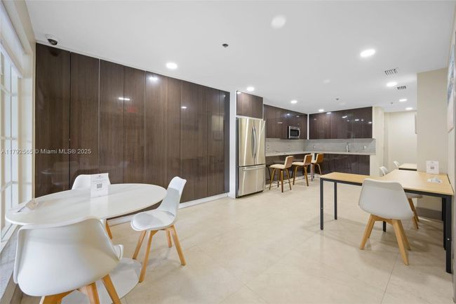 1406 - 19999 E Country Club Dr, Condo with 2 bedrooms, 2 bathrooms and null parking in Aventura FL | Image 41