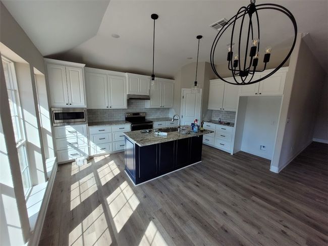 647 Mesquite Tree Rd, House other with 3 bedrooms, 2 bathrooms and 2 parking in Lacy Lakeview TX | Image 6