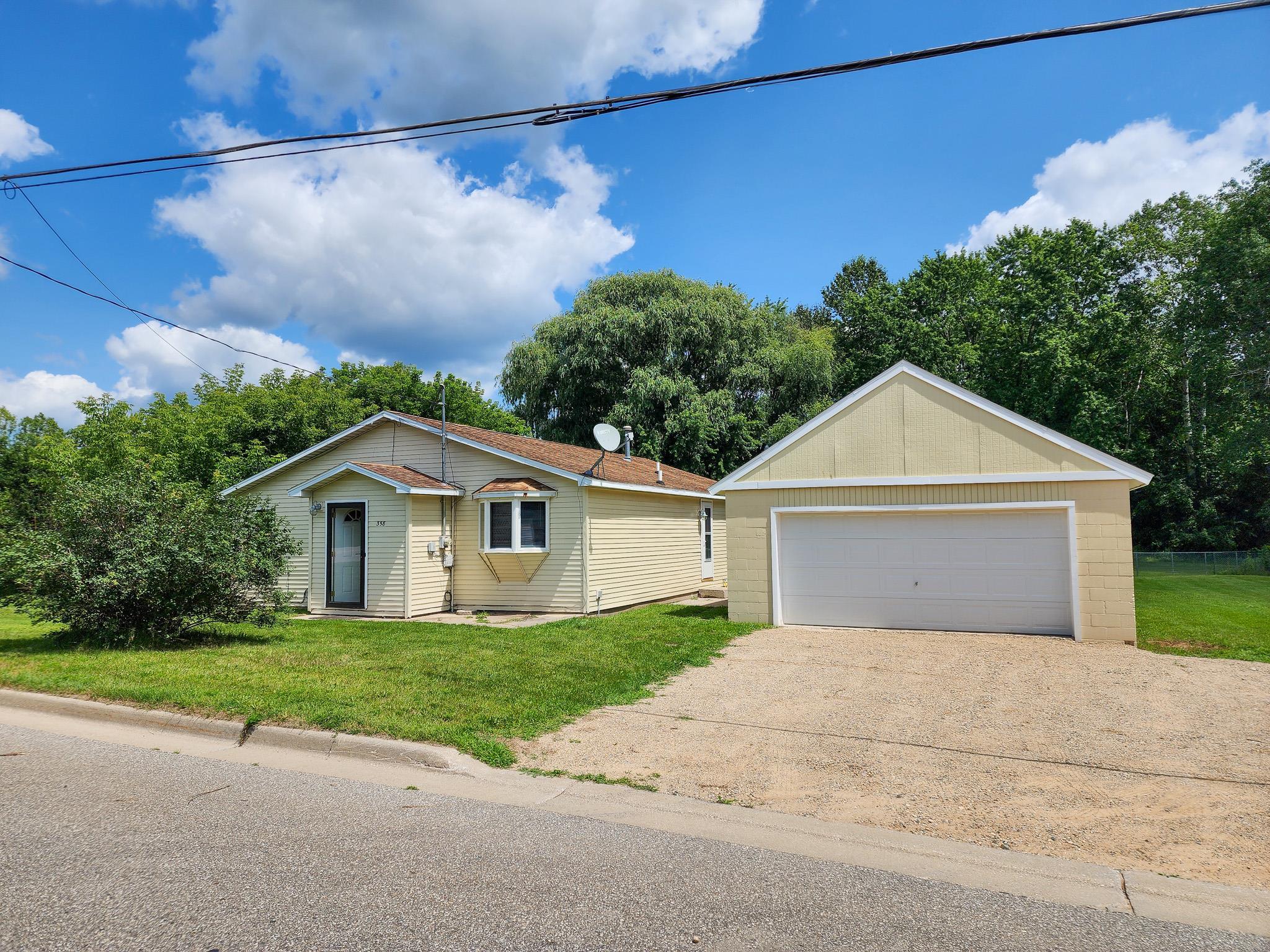 Corning St, Farwell, MI 48622