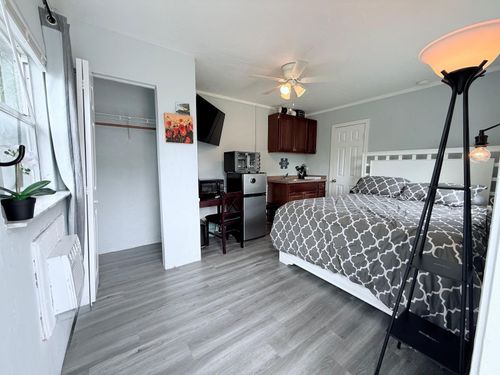 apt-4-517 Kanuga Dr, West Palm Beach, FL, 33401-7250 | Card Image