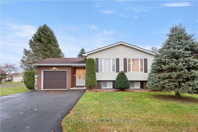 6269 Macdonald Crt, House other with 3 bedrooms, 2 bathrooms and 5 parking in Bainsville ON | Image 1