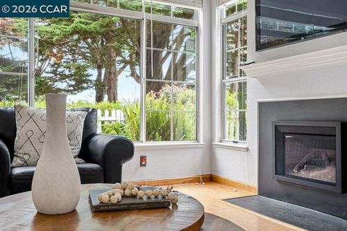 208 Commodore Dr, Richmond, CA, 94804 | Card Image
