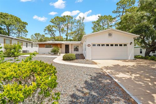 8206 Country Club Dr, BROOKSVILLE, FL, 34613-2706 | Card Image