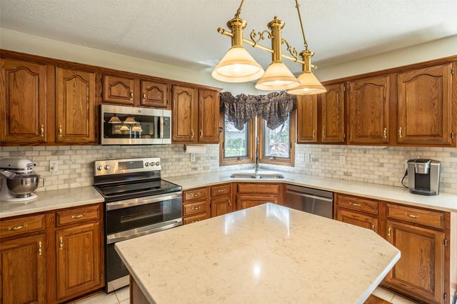 7508 Hickory Ln, Home with 5 bedrooms, 4 bathrooms and null parking in Urbandale IA | Image 6