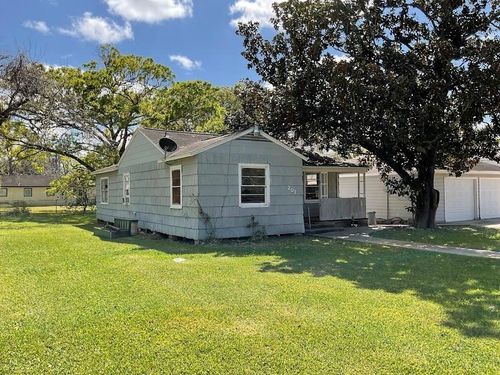 201 Smith St, Clute, TX, 77531-4558 | Card Image
