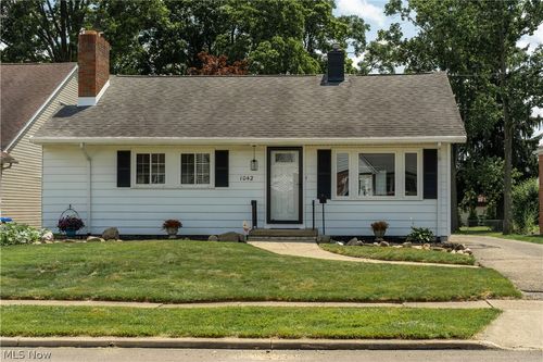 1042 Leighton Ave, Cuyahoga Falls, OH, 44221-2455 | Card Image