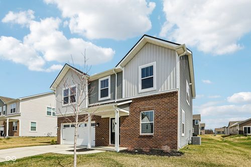 2221 Boxwood Dr, Greenfield, IN, 46140 | Card Image