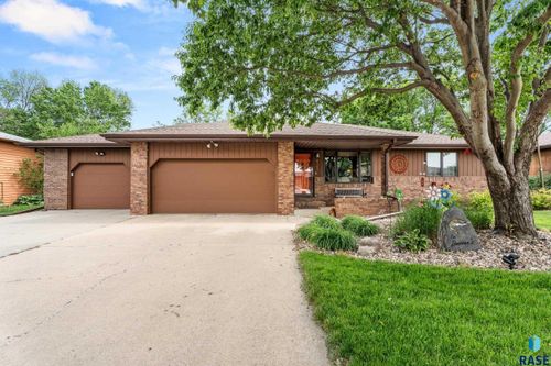 6105 W Oscar Howe Cir Circle, Sioux Falls, SD, 57106 | Card Image