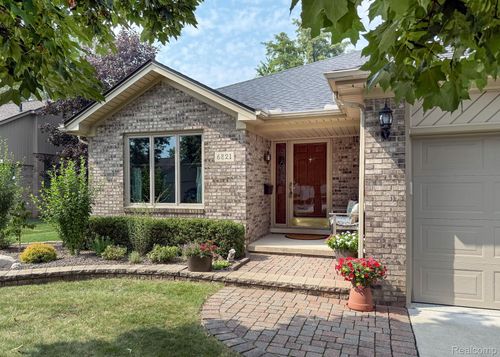 6821 Carriage Creek Dr, Washington Twp, MI, 48094-2806 | Card Image