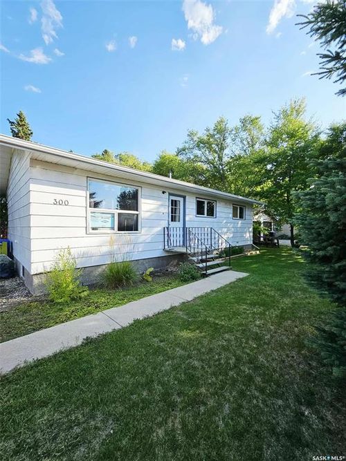 300 4 St, Bredenbury, SK, S0A0H0 | Card Image