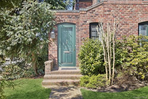 205 Puritan Ave, Forest Hills, NY, 11375-6817 | Card Image