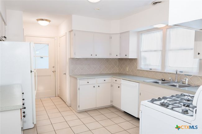 1307 N Main St, House other with 3 bedrooms, 2 bathrooms and null parking in Victoria TX | Image 7