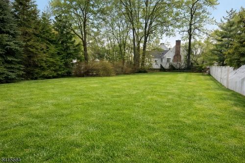 8 Hedges Ave, Chatham, NJ, 07928-2547 | Card Image