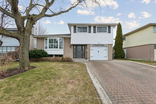 12 Ferndale Cres, Brampton, ON, L6W1E9 | Card Image