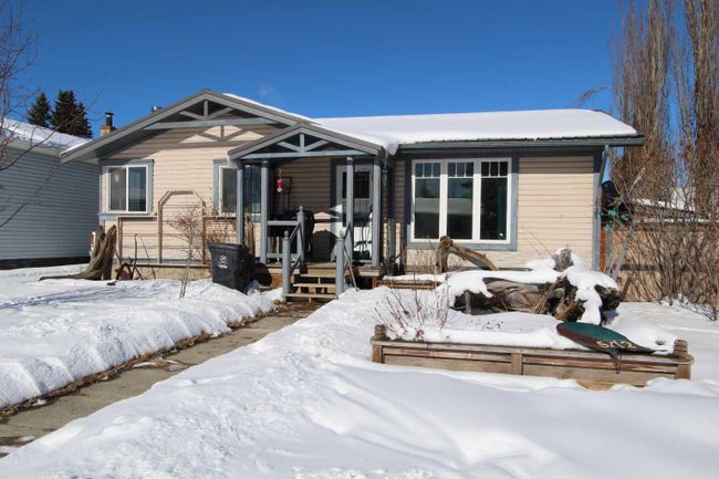 5112 51 Avenue, Home with 2 bedrooms, 1 bathrooms and 2 parking in Caroline AB | Image 2