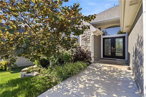 13718 Berger Ave, Bonner Springs, KS, 66012-5200 | Card Image