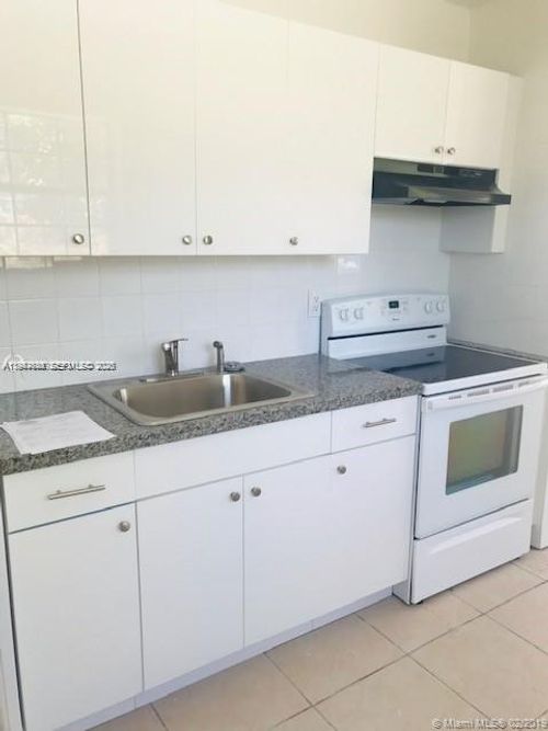 2-752 Nw 3rd Ct, Hallandale Beach, FL, 33009-3241 | Card Image